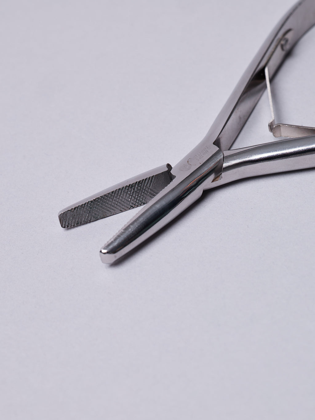 Pinza profesional para colocar extenciones de cabello.