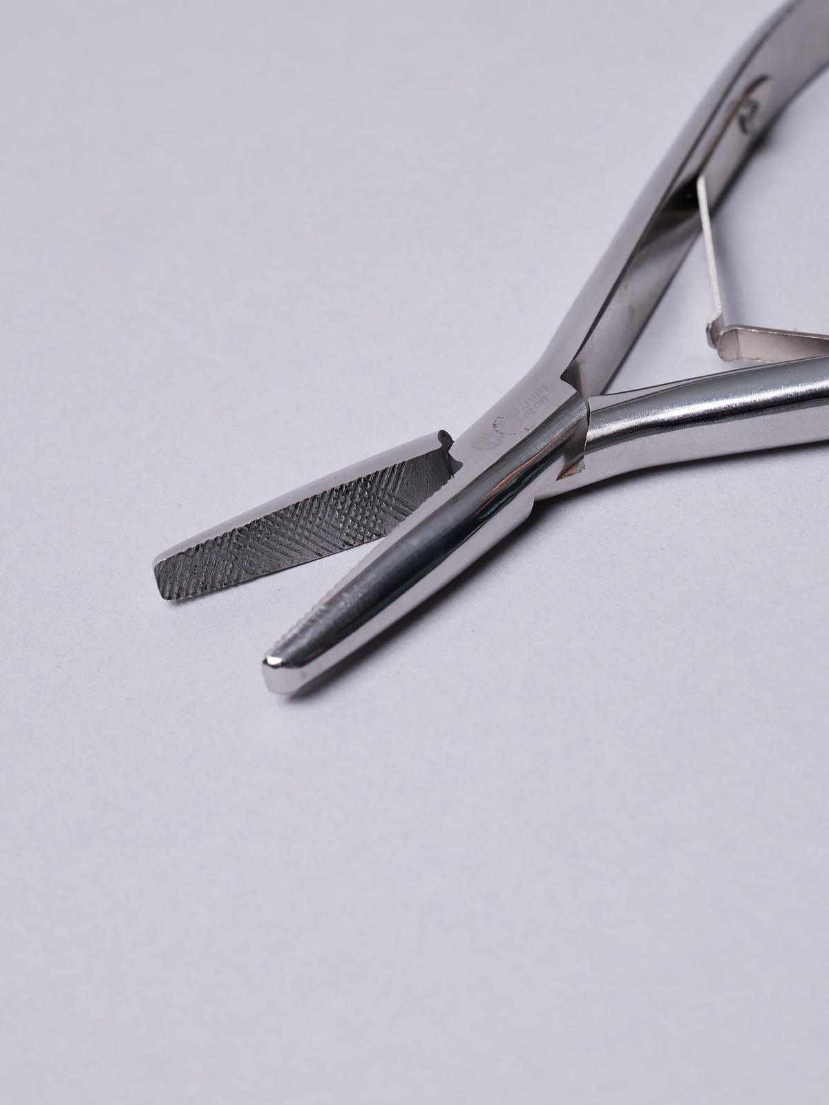 Pinza profesional para colocar extenciones de cabello.